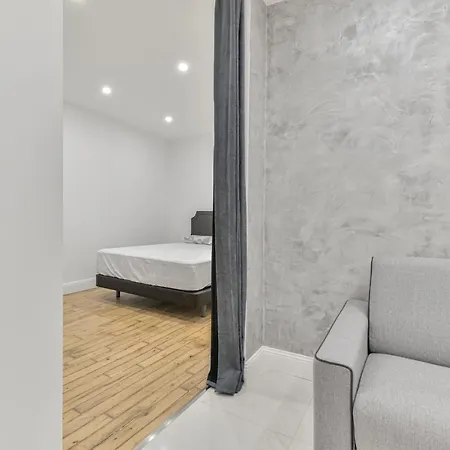 Design Studio Near Place Des Vosges Parigi